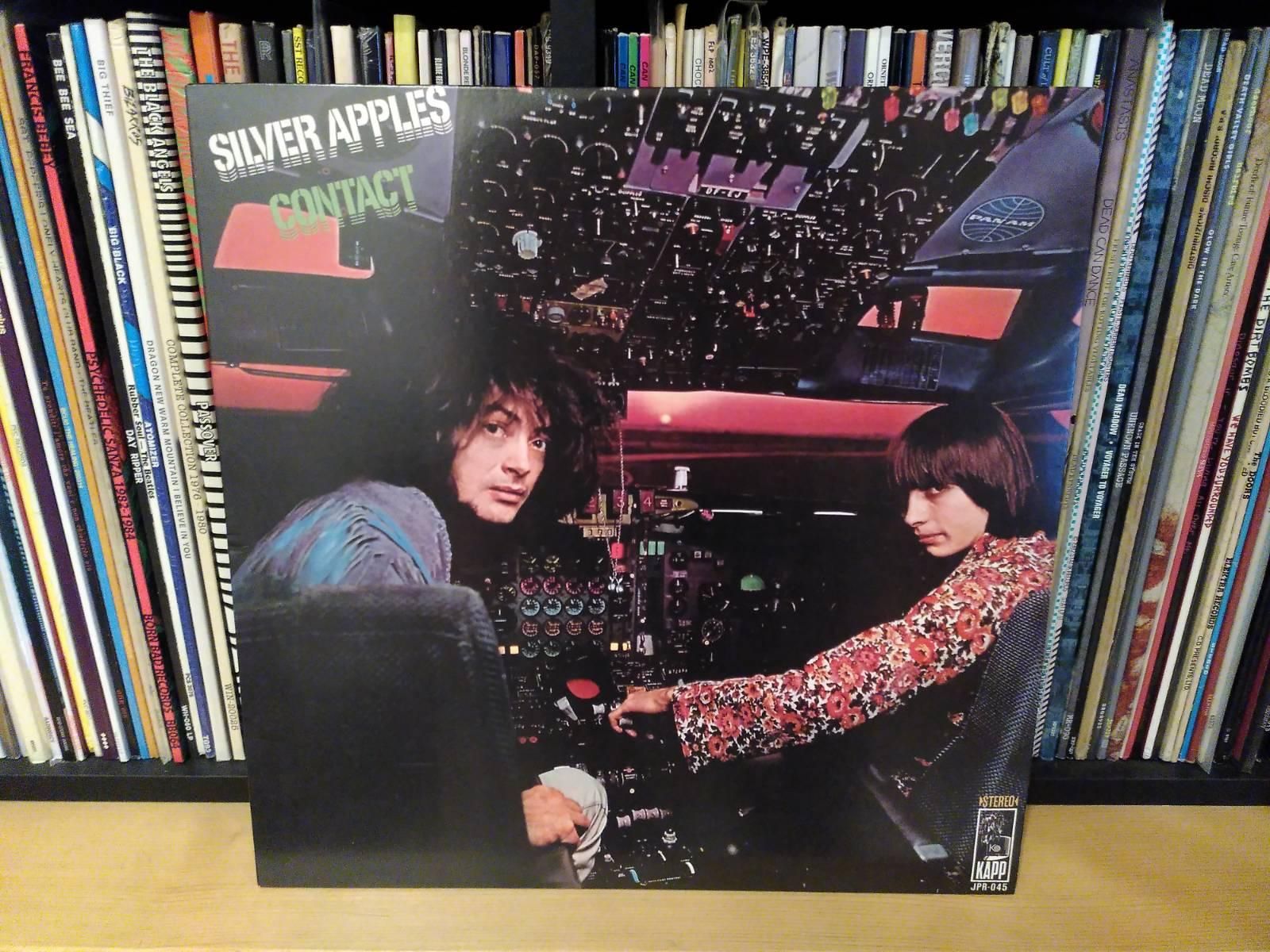 Il suddetto discone appoggiato agli altri vinili. In copertina ci sono i due membri della band che si girano a guardare il fotografo dietro di loro mentre stanno seduti ai posti guida di quella che sembra una navicella spaziale