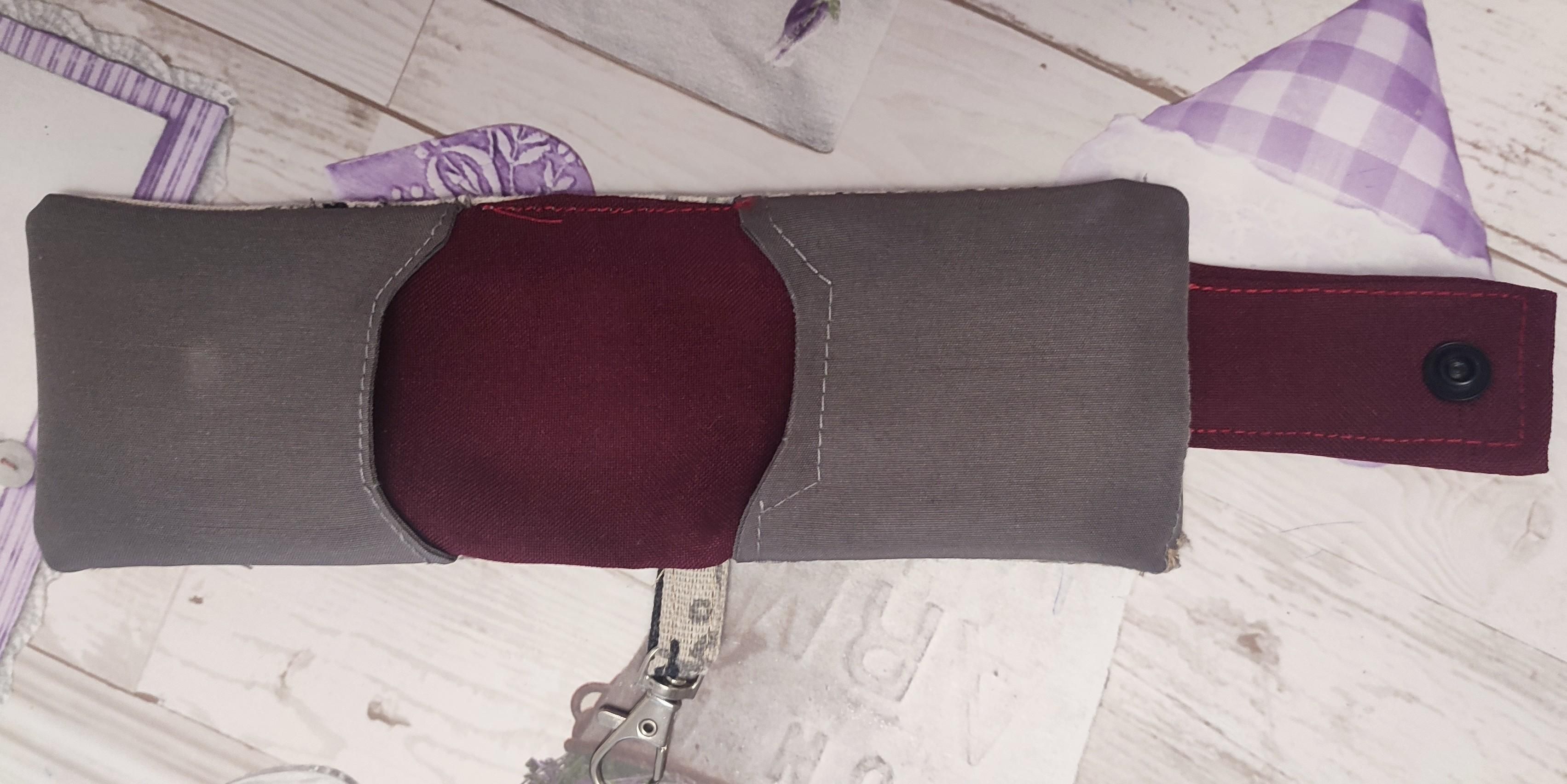 Open Keyring with card-holder handmade. Inside, Fabric isgrey for the pockets and wine-red for the back. 