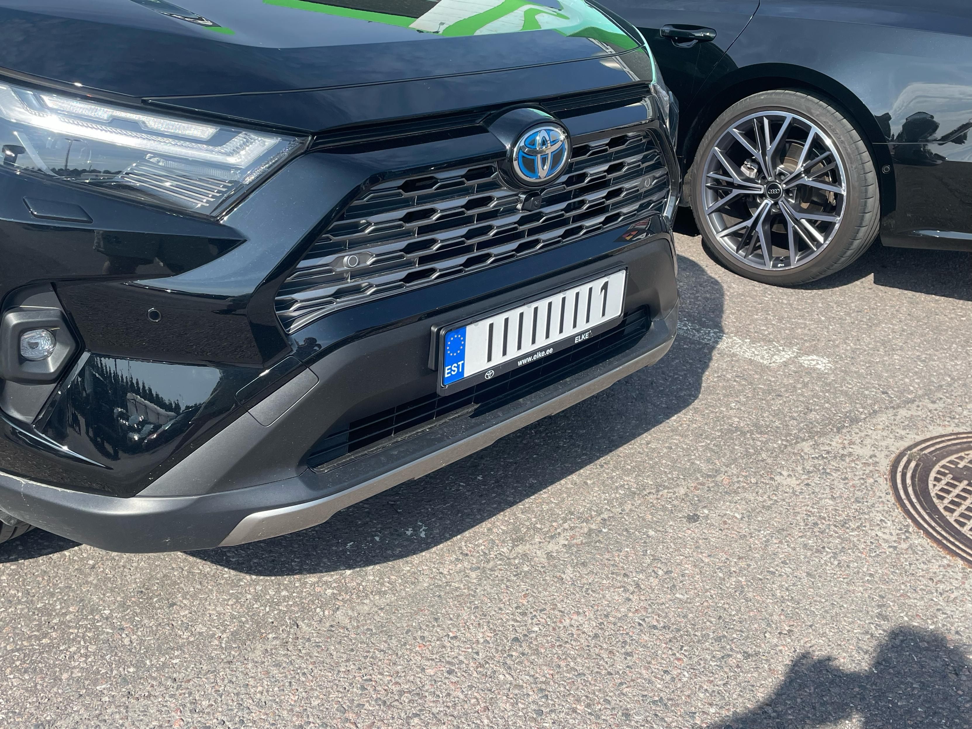 A toyota with number plate „IIIIIIIII1“