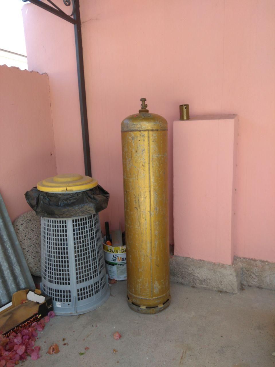 Enorme bombola di gas dorata di origine francese.
A fianco un contenitore per spazzatura per contestualizzare le dimensioni.