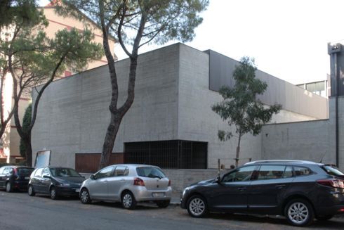 la stessa chiesa da un'altra angolatura, è un parallelepipedo di cemento