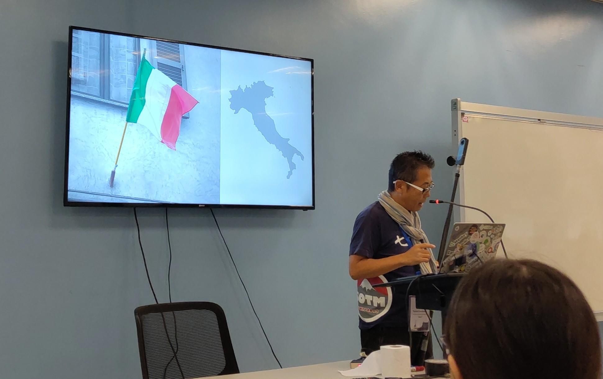 Tahichi Furuhashi con una slide con la bandiera italiana