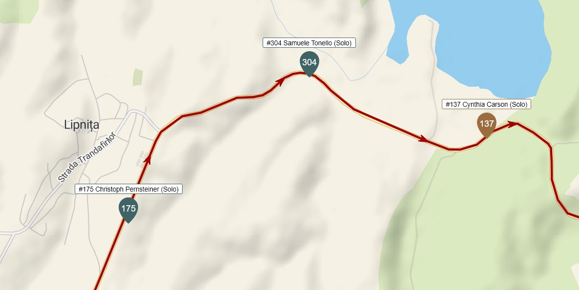 Screenshot der Karte des Rennens. Ein Abschnitt des finalen Parcours ist sichtbar, darauf drei Dots der im Text genannten Fahrer*innen. Cynthia Carson liegt vorne, gefolgt von Samuele Tonello und - als drittem - Christoph Pernsteiner.