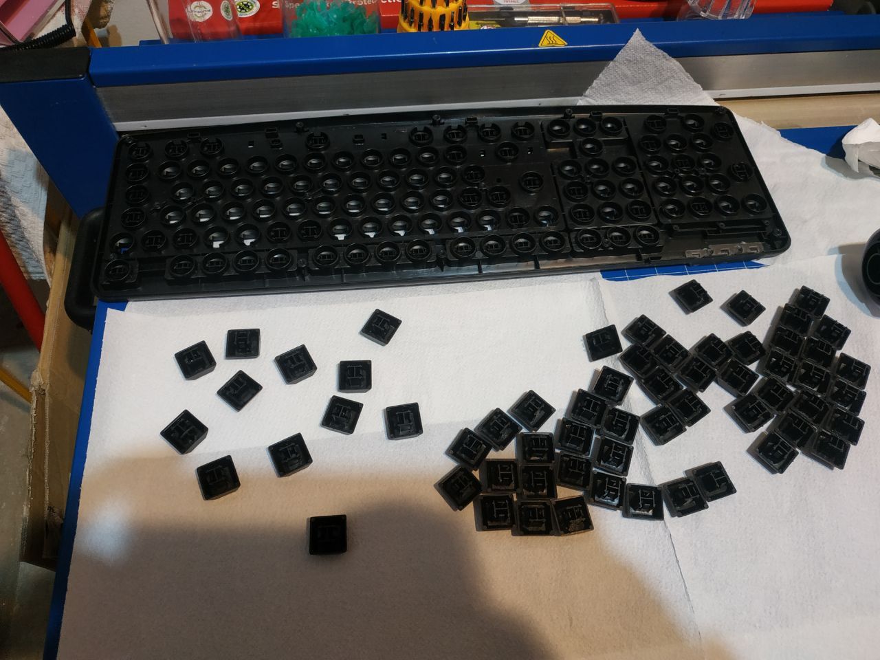 Foto di tastiera meccanica smontata