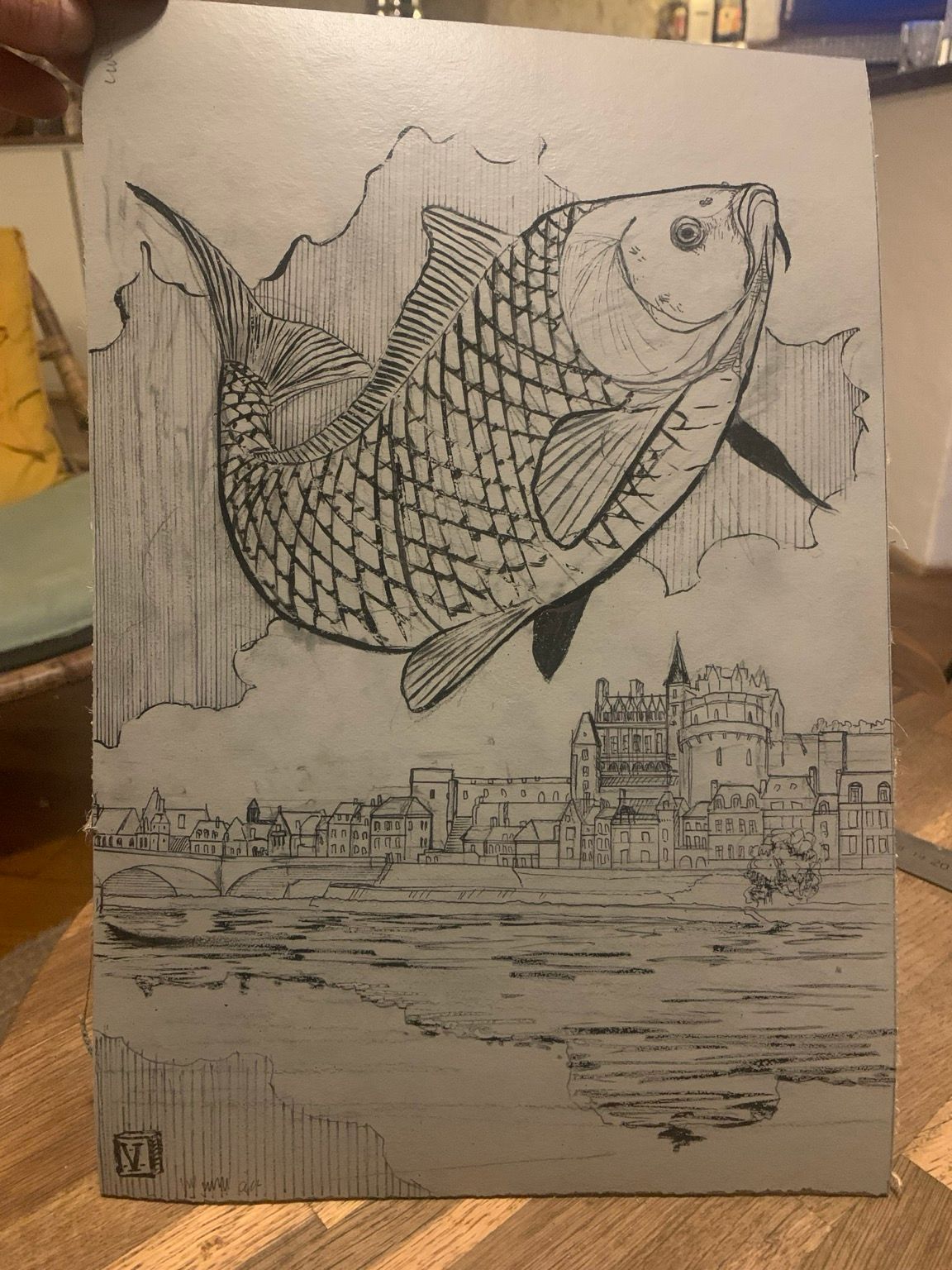 Dessin sur une plaque de lino gris d’une grosse carpe en plein saut. En arrière-plan, une ville en bord de fleuve.