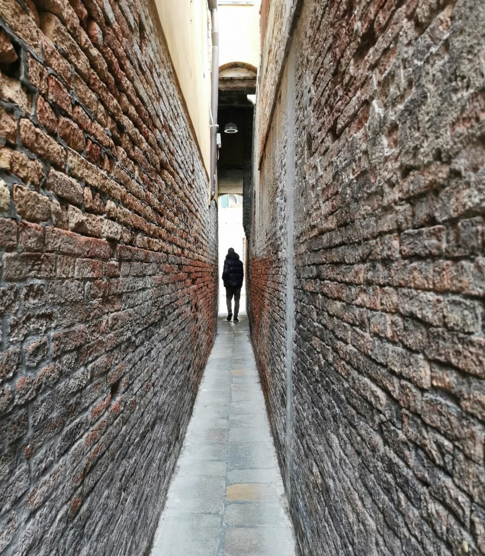 Calle stretta stretta, che se si incrociano due persone una deve tornare indietro.