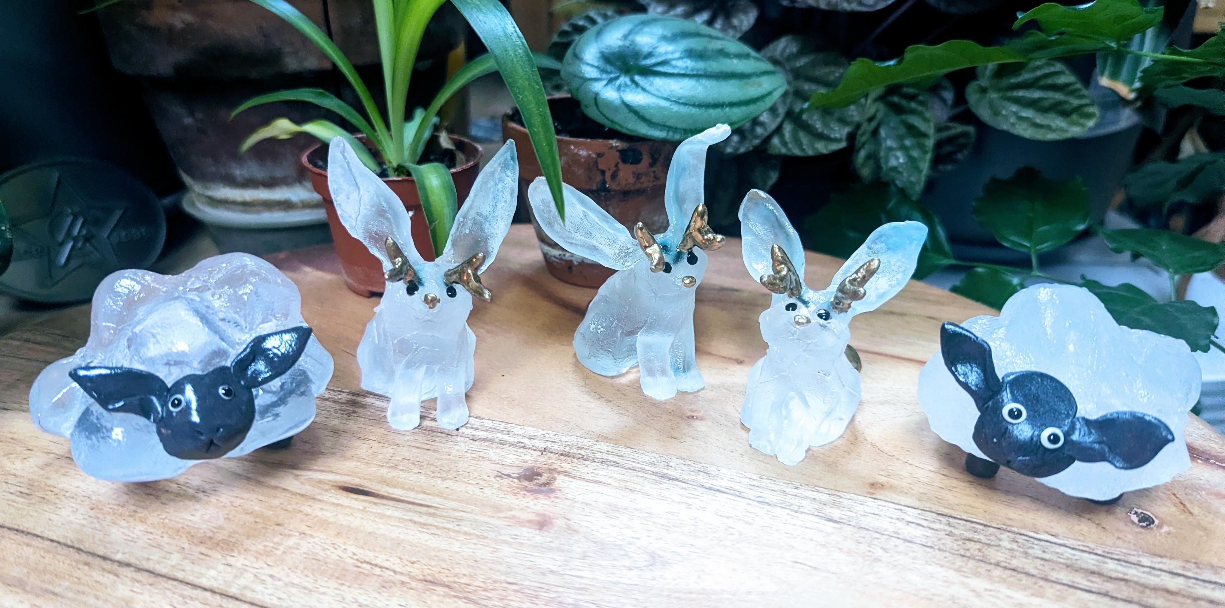2 petit mouton en cristal et argile époxy noir, avec un regard éberlué. Et «  petit lapin en verre avec le nez doré, ils ont des petit bois comme des cerfs, les bois sont dorés