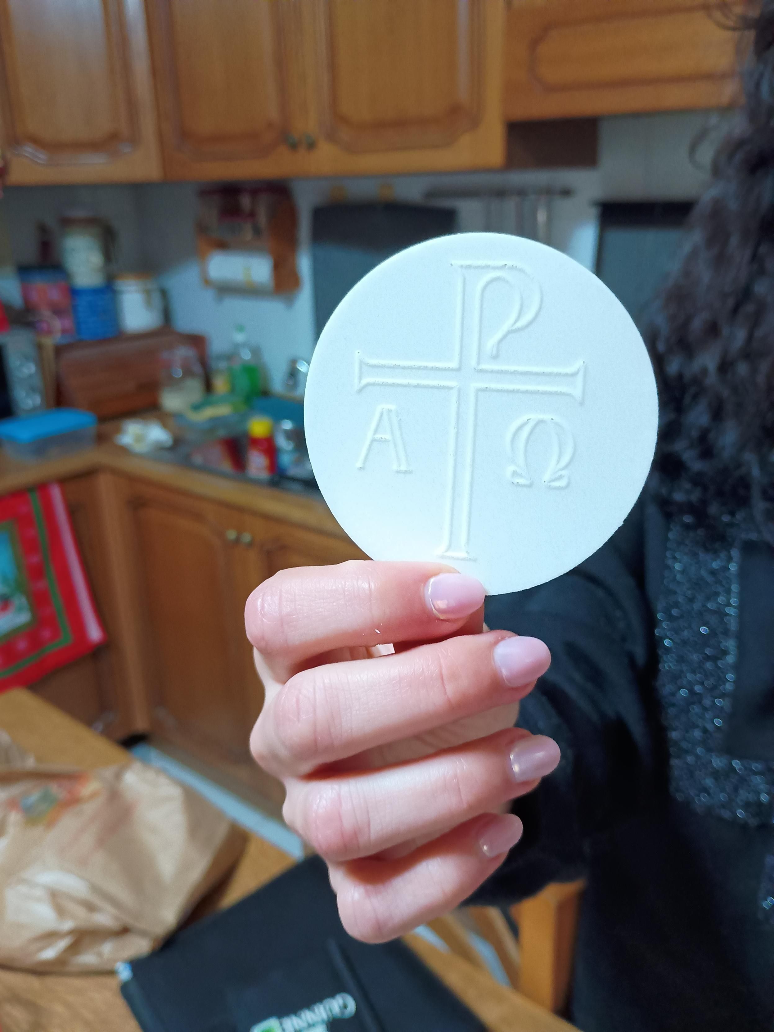 Mano con ostia non consacrata