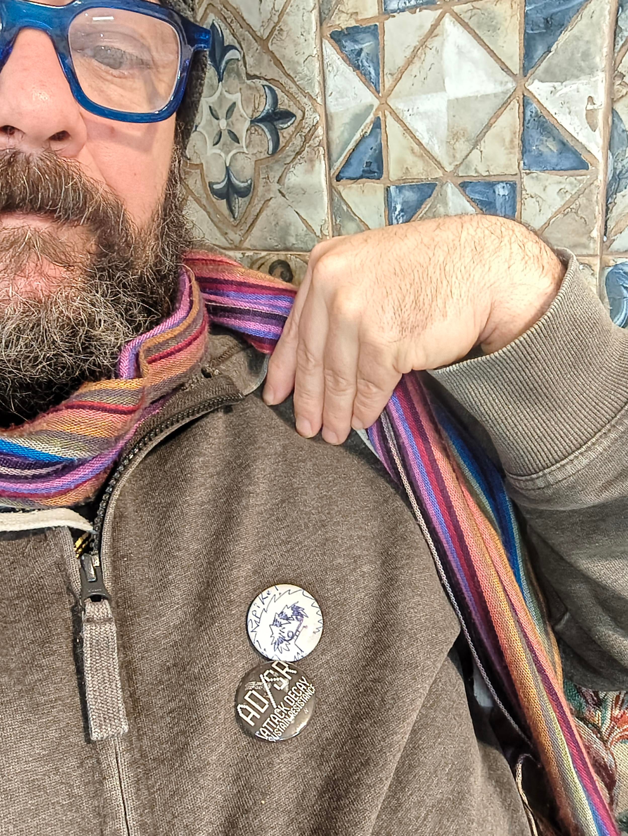 Un primissimo piano sghembo di morloi, che mette in vista un paio di PIN autocostruite grazie al regalo di natale fatto alla figlia.