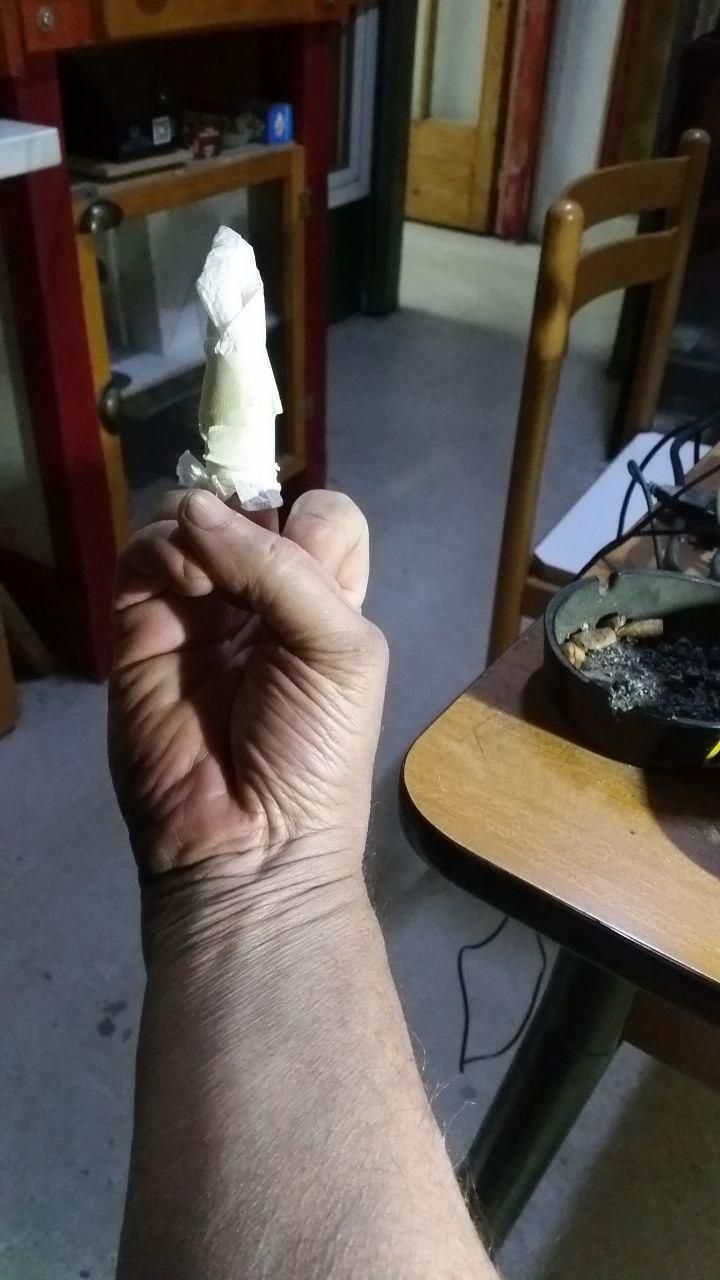 Dito medio proteso verso il cielo.
Avvolto in scottex.