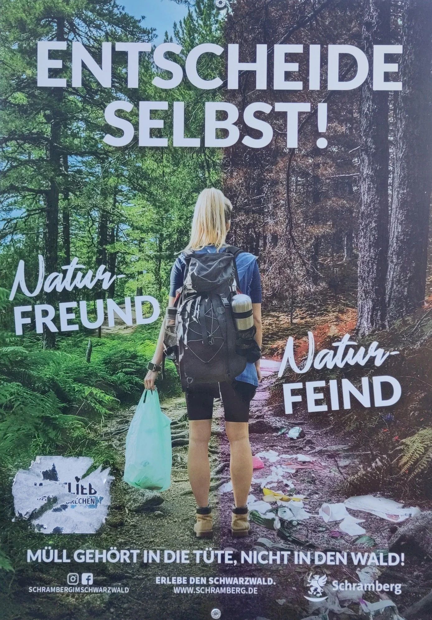 Schild gegen Abfall in der Natur: 
"Entscheide selbst! Naturfreund Naturfeind"
Auf der linken Seite "Naturfreund" wird von der abgebildeten Person Abfall in einer Tüte durch saubere Natur getragen. Auf der rechten Seite "Naturfreind" liegt neben dieser Person jede Menge Abfall in der Natur.