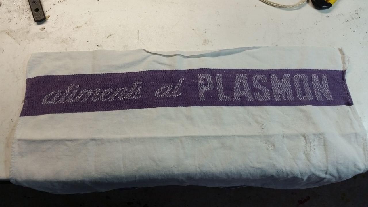 Strofinaccio da cucina (molto vintage) con fascia viola con scritta "alimenti al PLASMON".