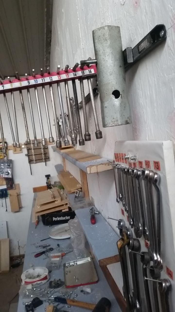 Chiave a tubo appesa a un supporto di ferro attaccato a una barra calamitata.
Dietro ci sono 26 mm di spazio vuoto, che va riempito.