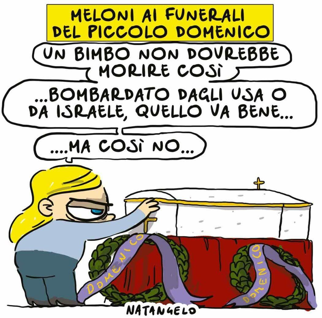 Nel disegno, Giorgia Meloni vicina al feretro del bambino commenta: "Un bimbo non dovrebbe morire cosi ...bombardato dagli Usa o da Israele, quello va bene ...ma cosi no..."