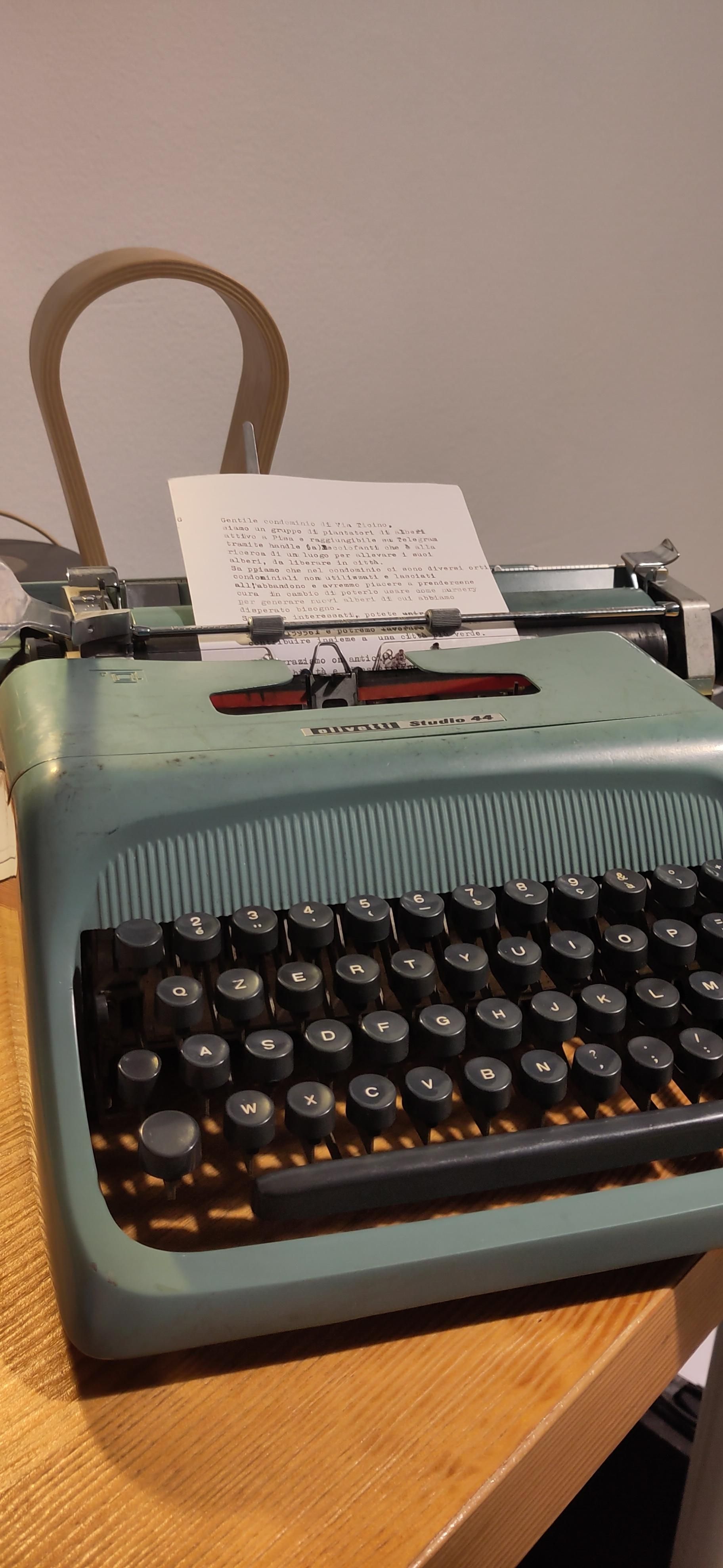 una macchina da scrivere Olivetti studio 44 con un foglio A5 scritto innestato nel carrello