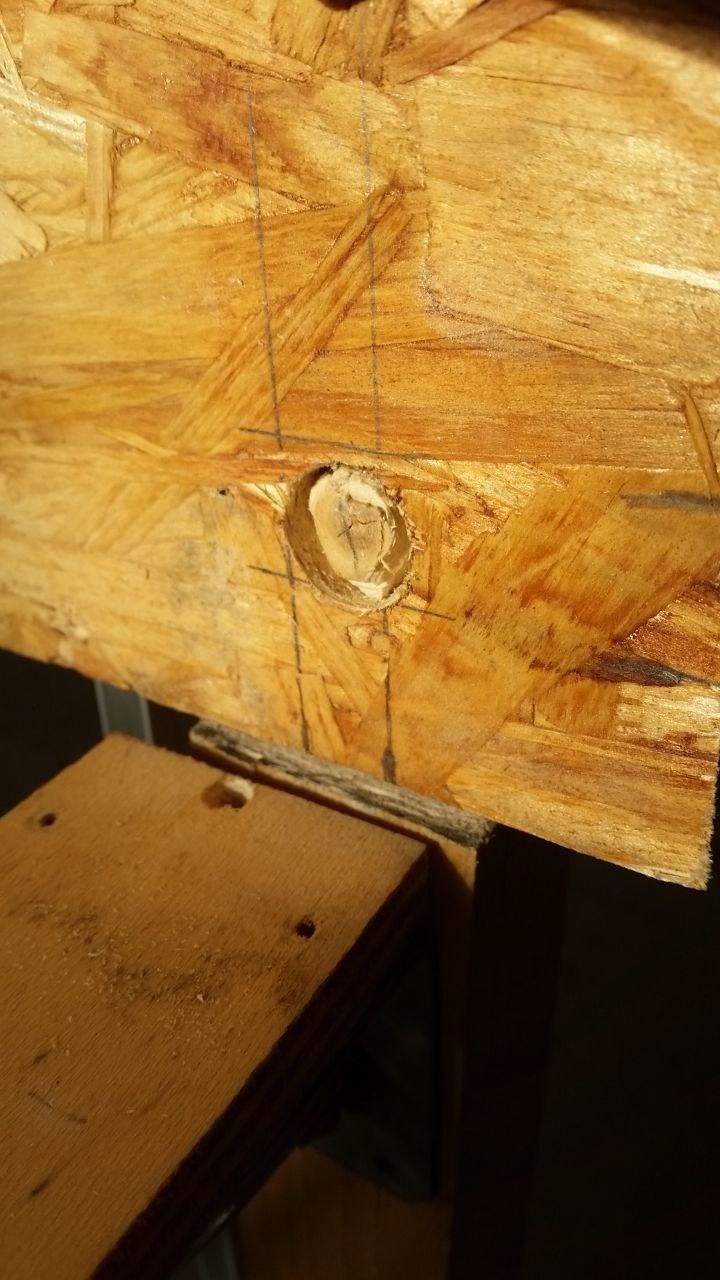 Pezzo di OSB con foro da 20 mm attraverso il quale passa un nodo.