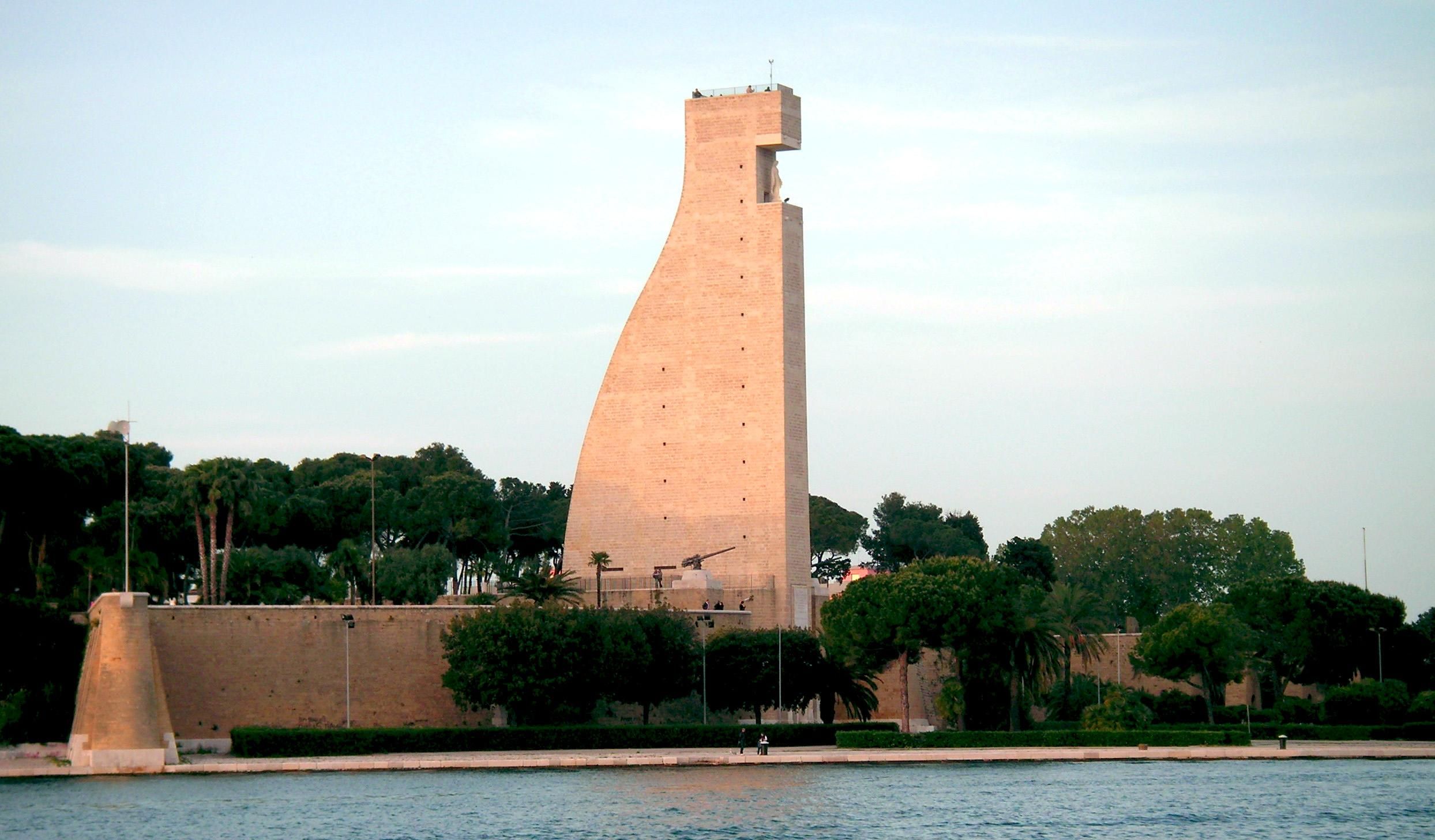 Foto, tratta da Wikipedia, del monumento al Marinaio d'Italia. Ha la forma di un timone e, visto di profilo, ricorda un gatto seduto.