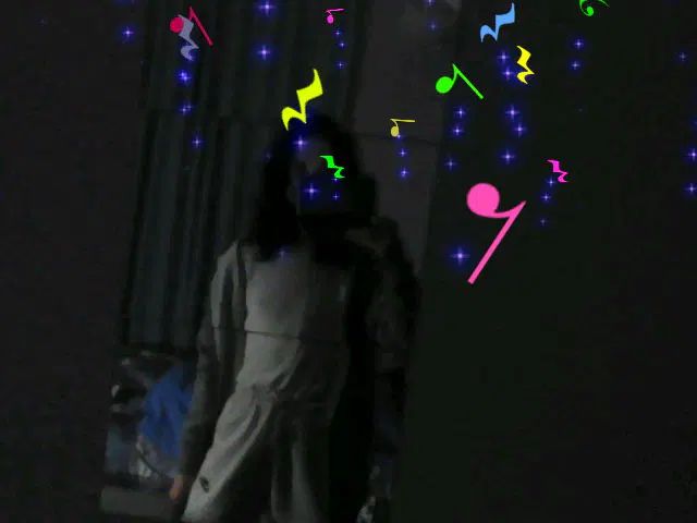 Selfie in piedi con il new 3DS XL allo specchio, mezza al buio, effetti festa con le note musicali (wtf)