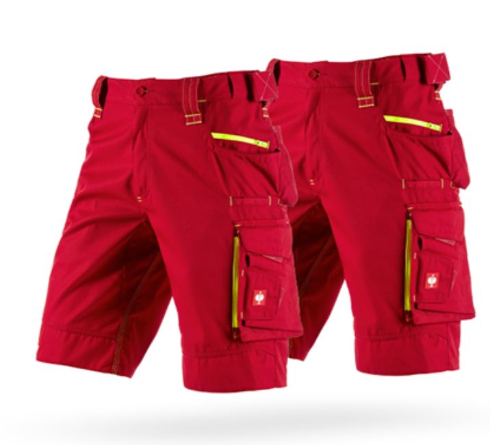 Screenshot von der Engelbert-Strauss-Website, rote Cargo-Shorts mit neongelben Nähten.