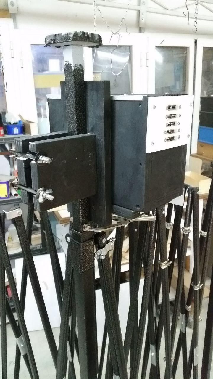 Il supporto per l'alimentatore visto da dietro.