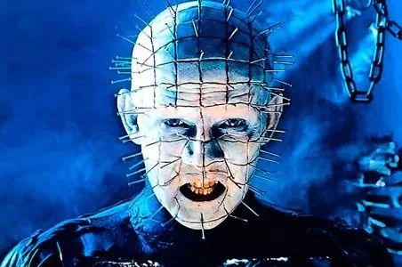 Pinhead, con la sua testa infilzata da spilloni è interpretato da Doug Bradley ed è il Cenobita più famoso della saga di Hellraiser