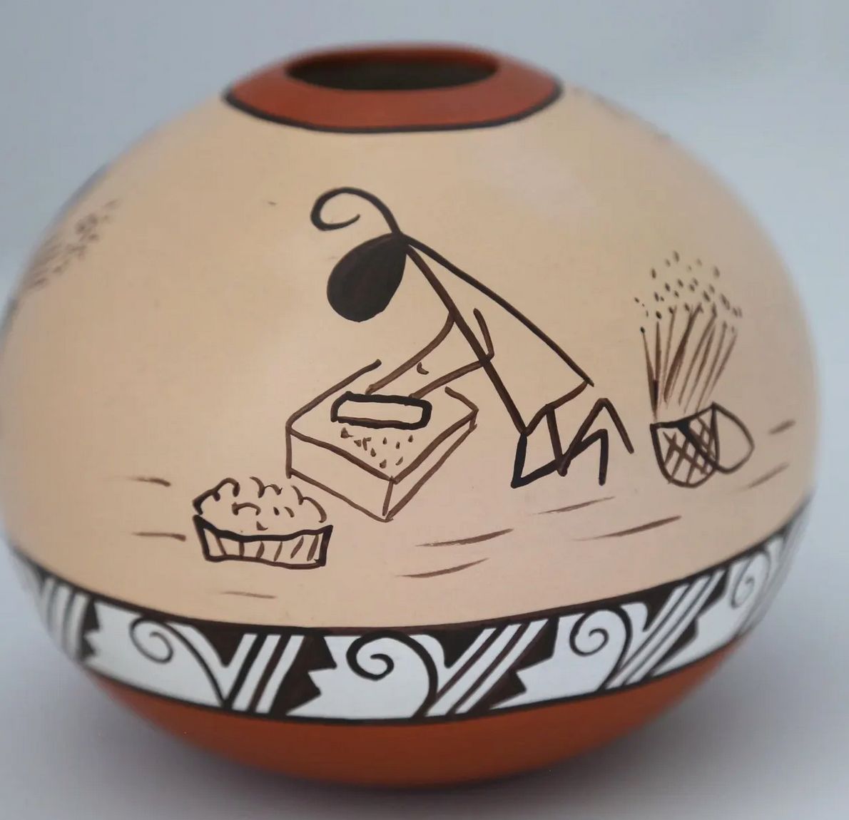 Turning the pot you see the same ant making the bread into a tortilla. 