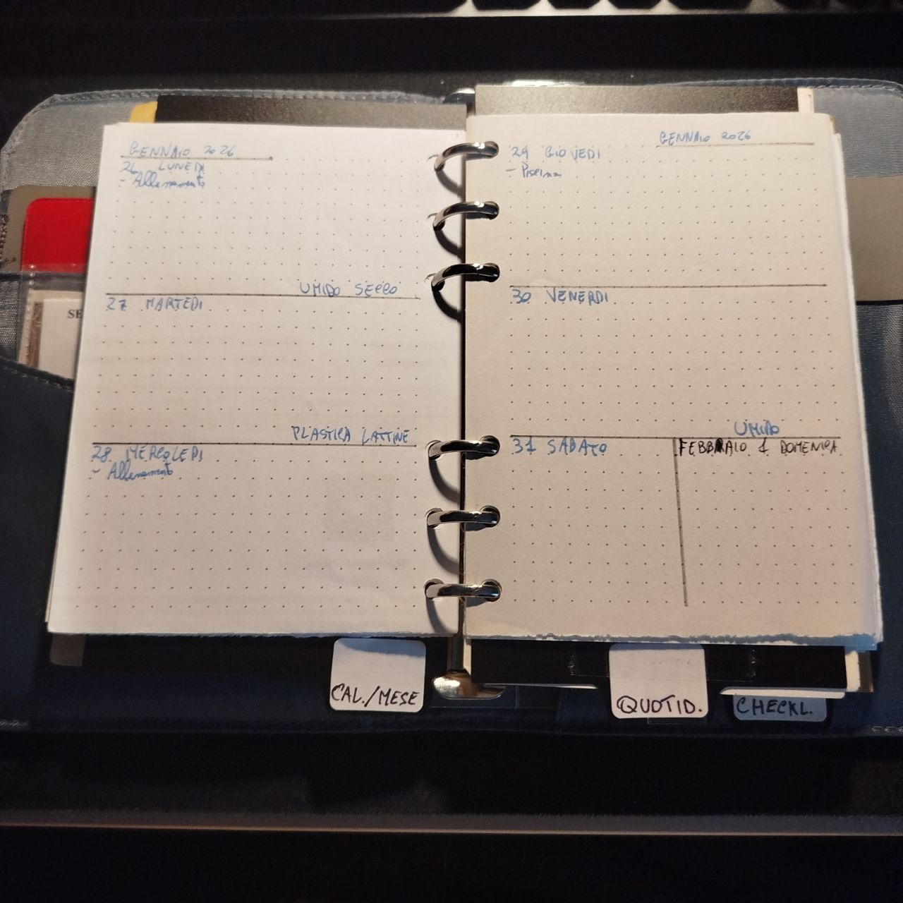 Un'agenda formato A6 con 6 anelli di tipo militare, molto compatta