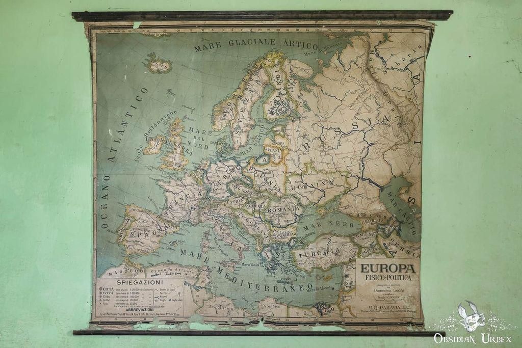 Old, colorful map of Europe on a scroll with the text "EUROPA FISICO-POLITICA" along with an explanatory key in Italian. 