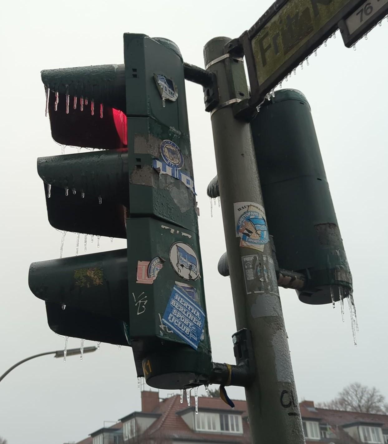 Un semaforo con ghiacciolini.