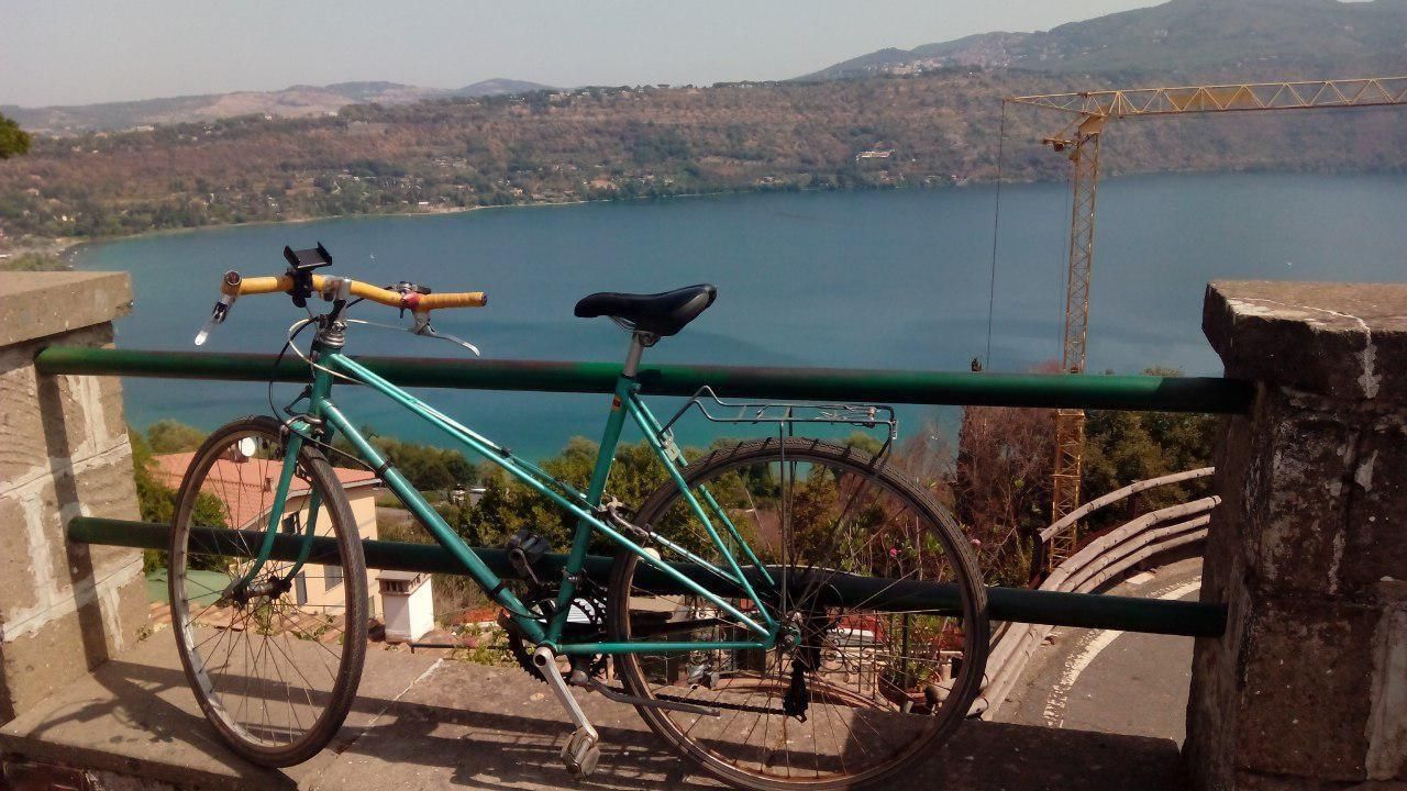 La bici della storia che racconto nel toot, sullo sfondo il Lago Albano.