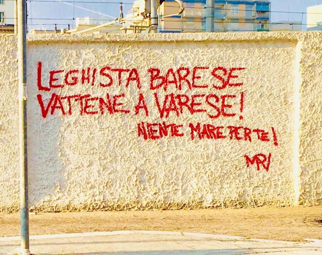 scritta rossa su muro giallo.
Leghista barese vattene a Varese.
niente mare per te!