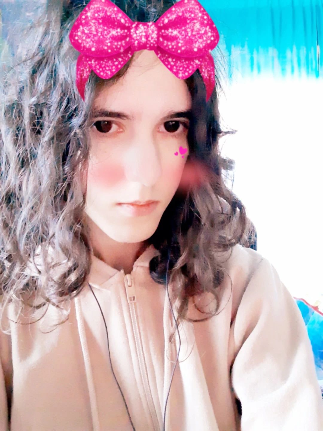 Foto truccata con l'AR Deco di Samsung, fiocco rosa in testa e blush mezzo storto sulle guance.