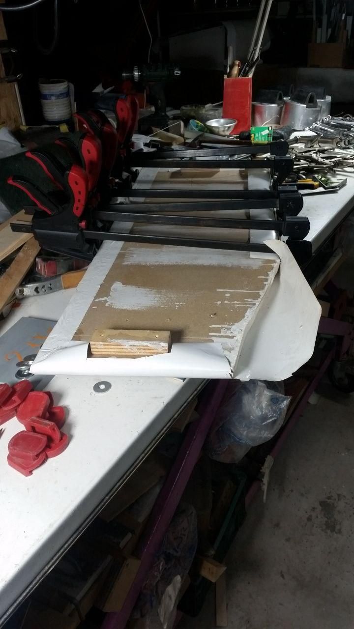 Pannello delle chiavi capovolto, con morsetti a pistola per stringere i lati paralleli.
La parte inferiore ha una parte inclinata lunga circa 30 cm e con una rientranza di 7 cm, e va bene così perché non va a toccare nel bordo del ripiano a fianco.