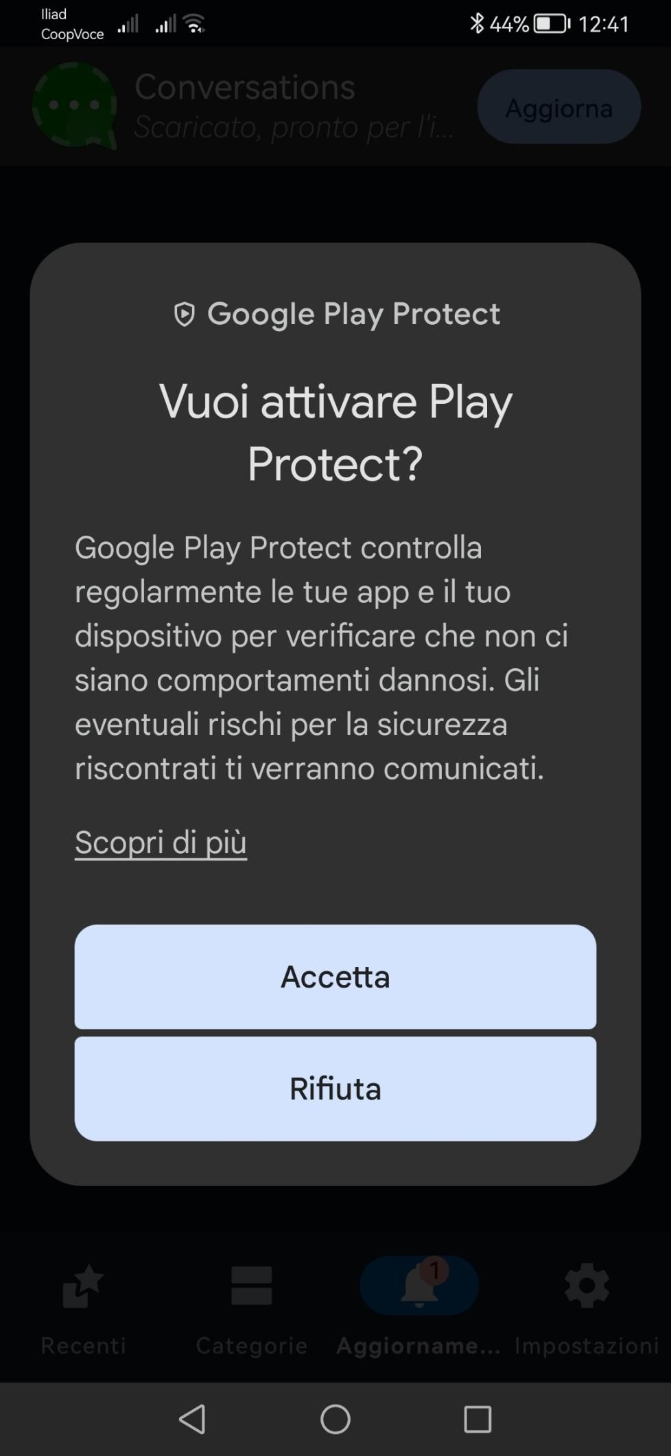 Screenshot di schermata dove, prima di installare un aggiornamento di Conversations, google mi chiede di installare play protect. Ovviamente rifiuto sempre.