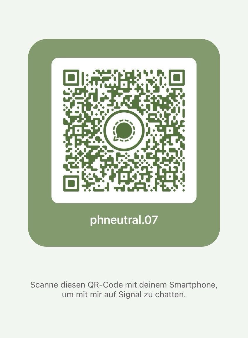 A QR code on a green background, with the text "phneutral.07" and German instructions to scan the code with a smartphone to chat on Signal.