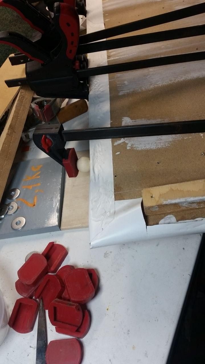 Morsetto con una pallina di legno sotto a una ganascia, per compensare la differenza di angolo (si appoggia su un piano tangente… l'ho trovato nella vecchia sede PSI).