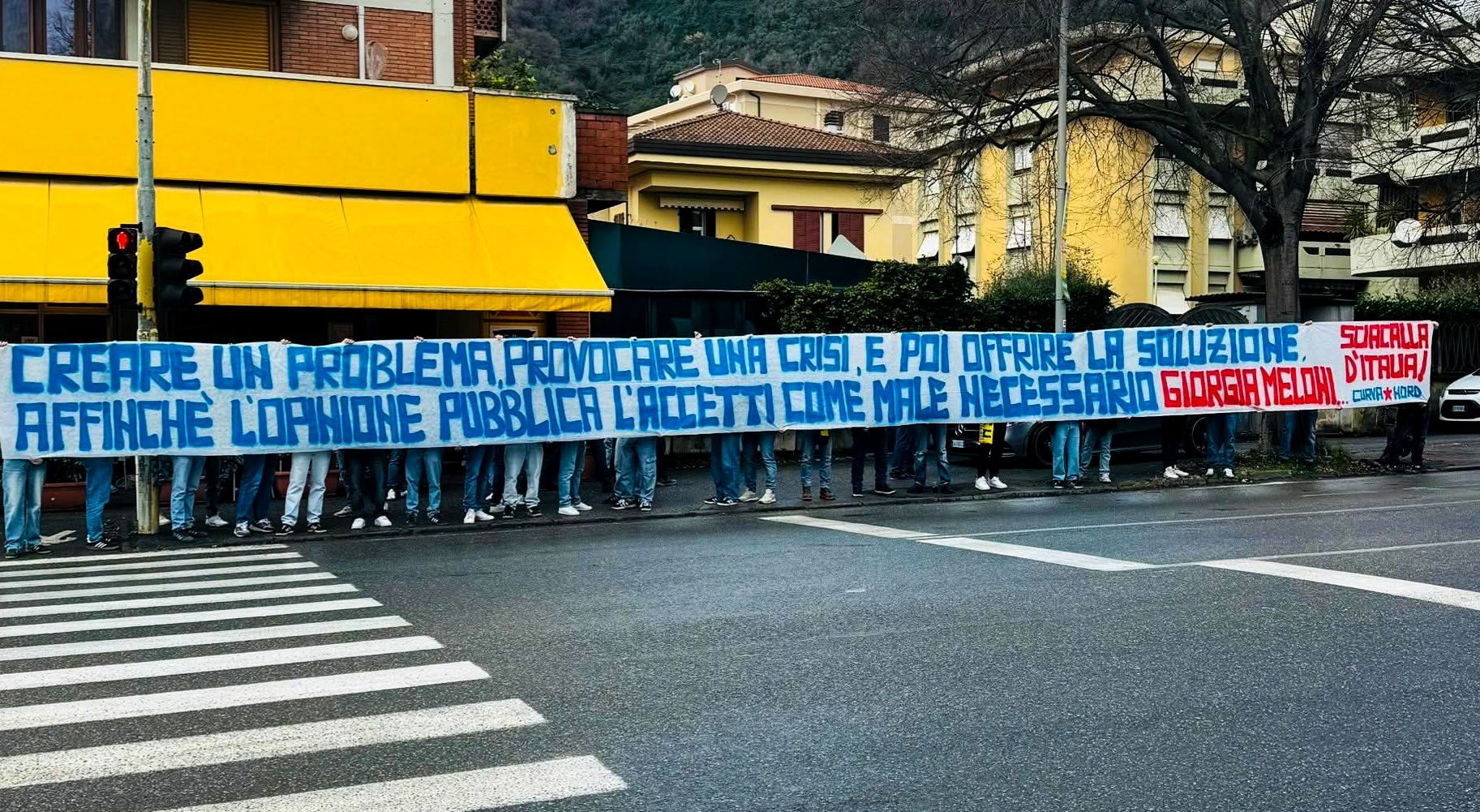 Striscione del CNLP, gruppo ultras del Carrara:

CREARE UN PROBLEMA, PROVOCARE UN CRISI E POI OFFRIRE LA SOLUZIONE AFFINCHÉ L'OPINIONE PUBBLICA L'ACCETTI COME MALE NECESSARIO. GIORGIA MELONI SCIACALLA D'ITALIA.