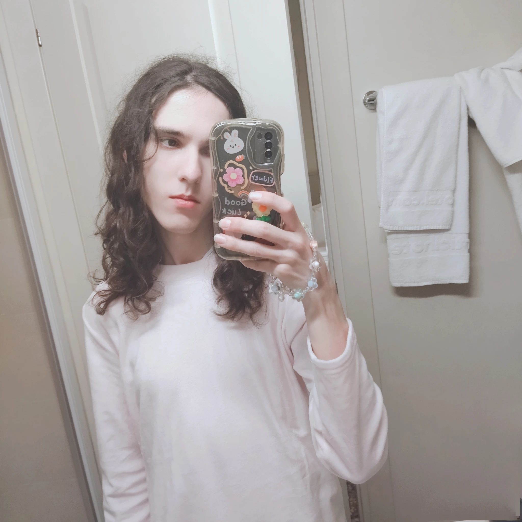 Selfie davanti allo specchio in bagno, con i capelli lavati da pochissimo asciugati, filtro chiareggiante di SNOW