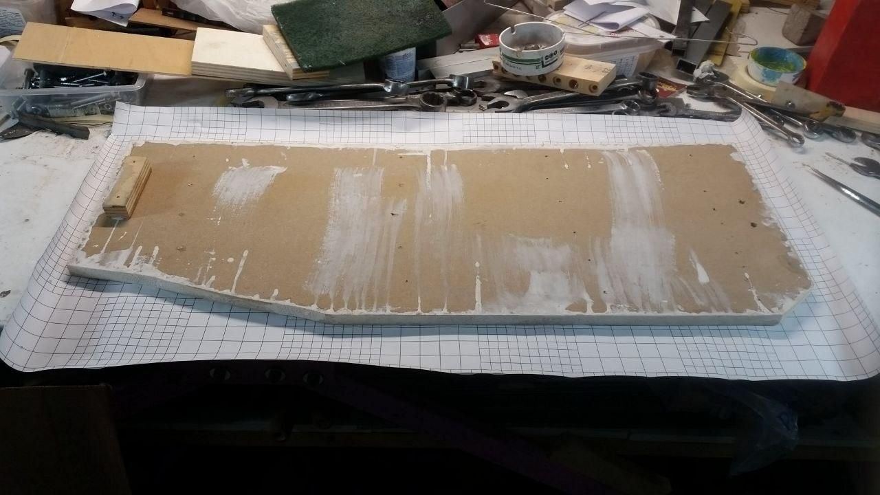 Pannello delle chiavi rovesciato sopra un pezzo di PVC adesivo.