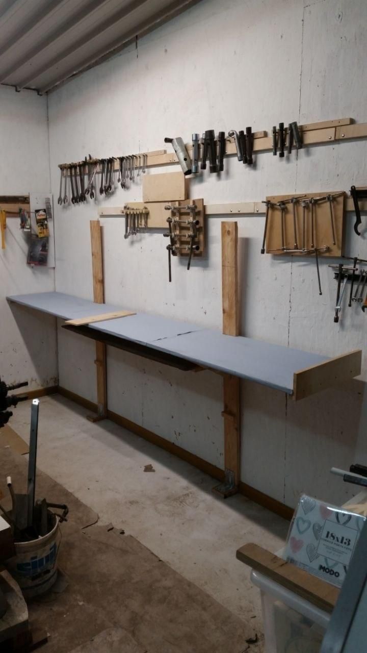 Scaffale accostato al "muro", con il solo ripiano centrale, a circa 90 cm da terra.
Deve essere ancora fissato, al momento è su due piedini temporanei.