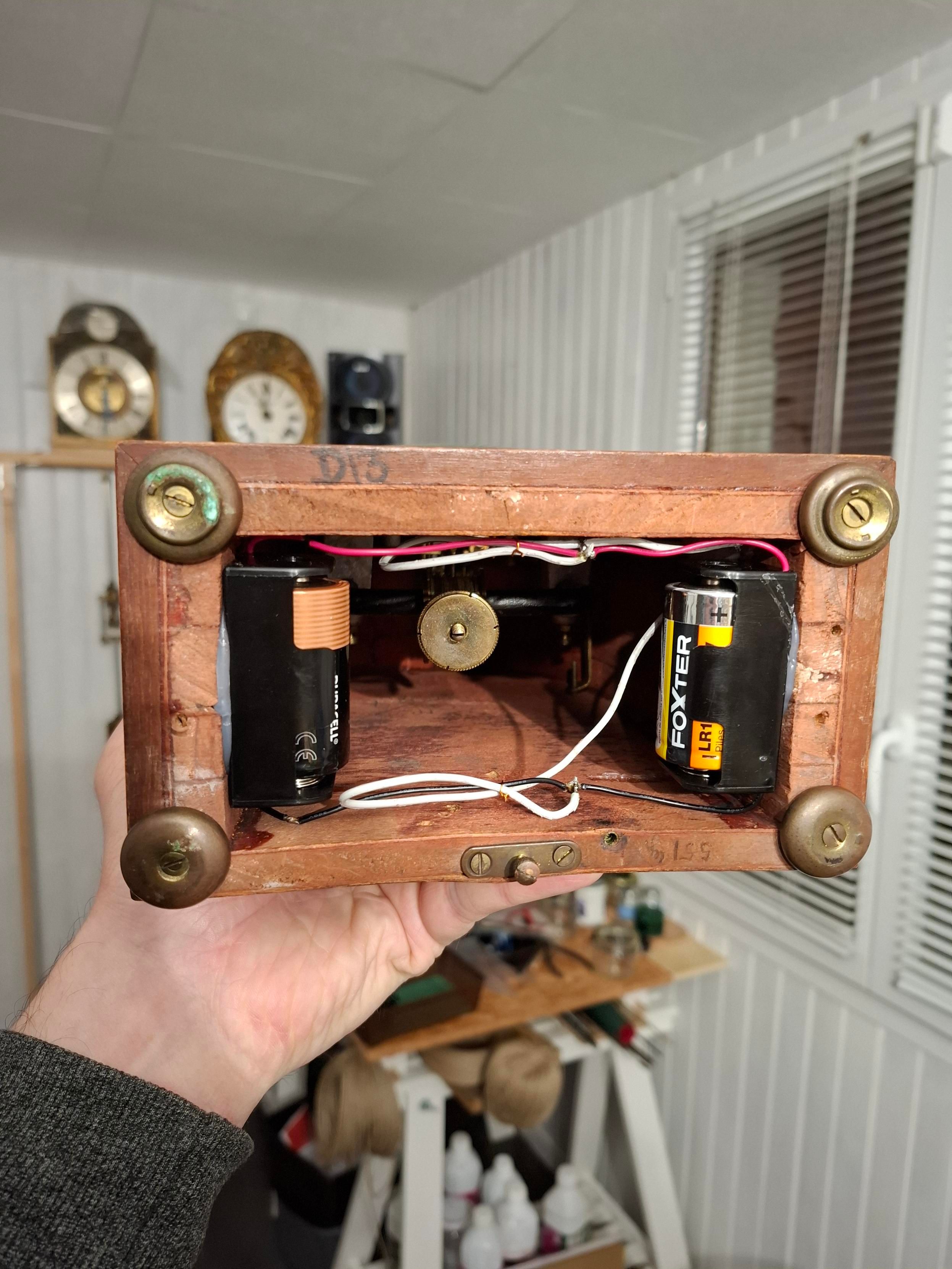 Vue du dessous sur les supports à piles et les fils électriques.