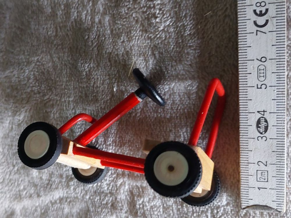 picture of some small toy car thingy next to a ruler showing it to be a few centimeters big
