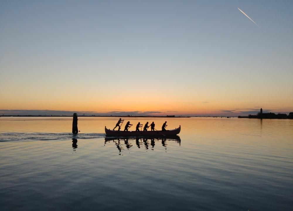Caorlina (imbarcazione veneziana) a 6 rematori, in laguna nella calda luce del tramonto novembrino.