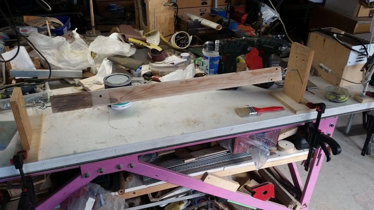 Gamba del tavolo semovente montata tra due supporti per essere pitturata meglio e più in fretta.