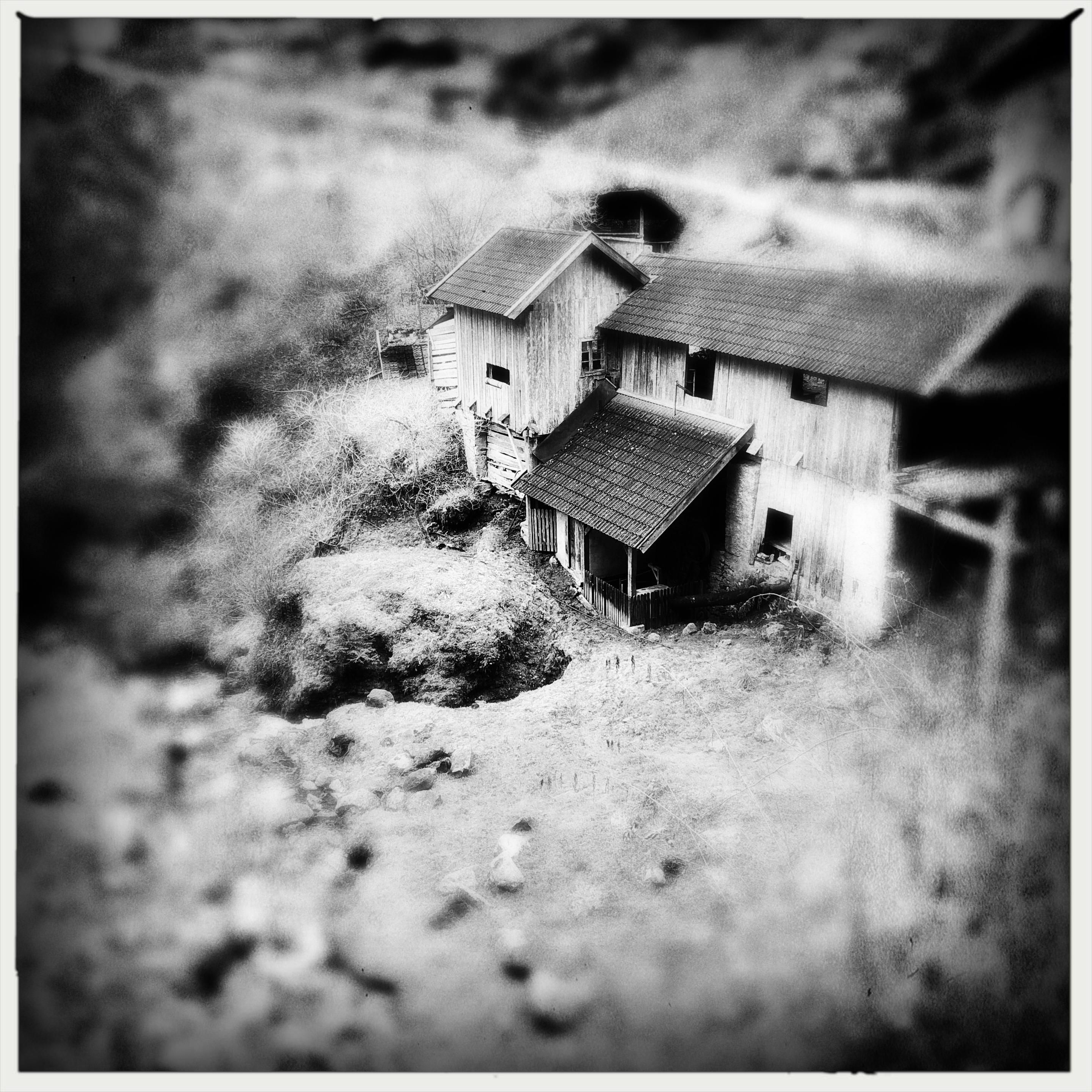 Il vecchio mulino, una grande costruzione in legna