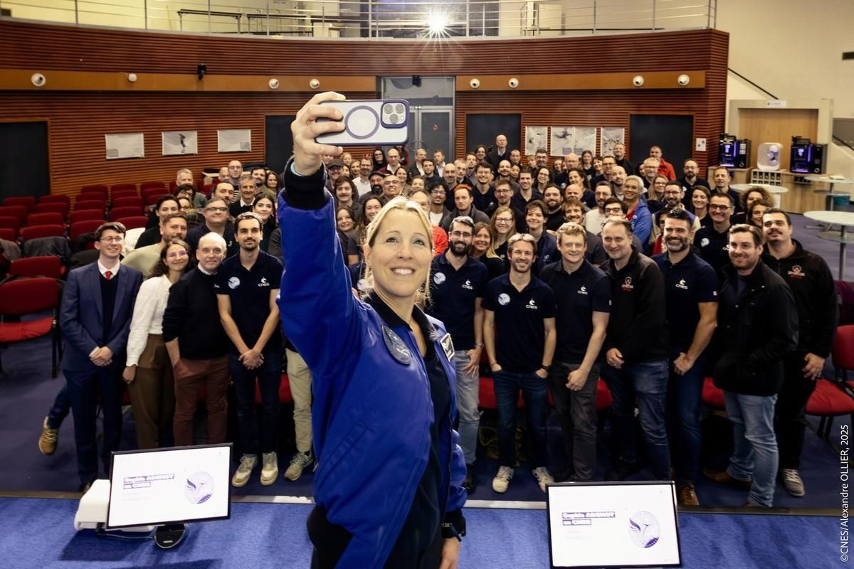 Sophie Adenot prend un selfie devant un amphithéâtre rempli des équipes de sa mission, réunissant le CNES, le MEDES et le CADMOS, lors de son passage au Centre spatial de Toulouse avant son départ en mission spatiale. © CNES/OLLIER Alexandre, 2025
