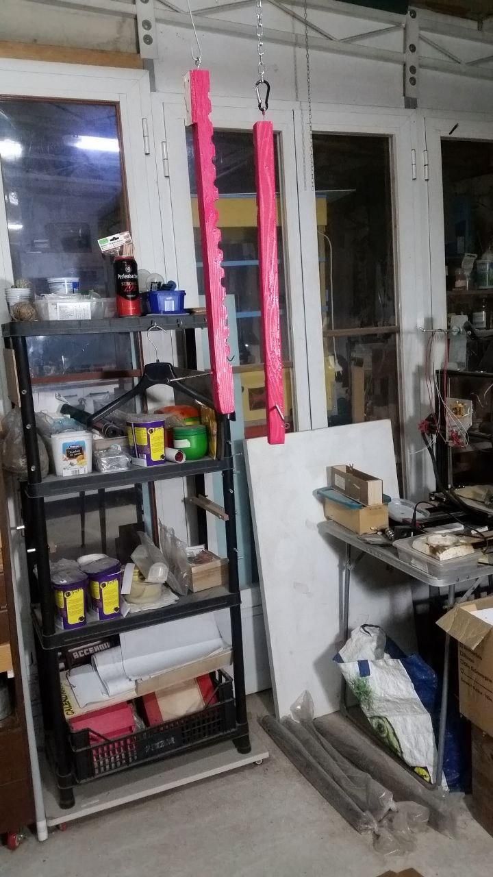 I supporti per le chiavi a T verniciati di fucsia, appesi al soffitto.