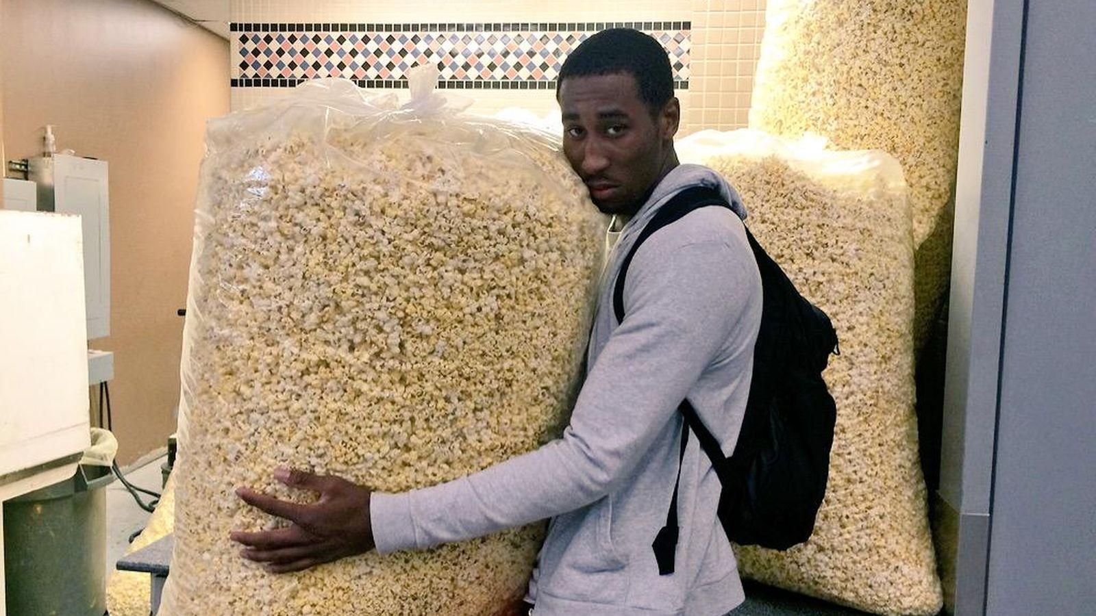 Persona con sacco enorme di pop corn, circa un metro cubo.