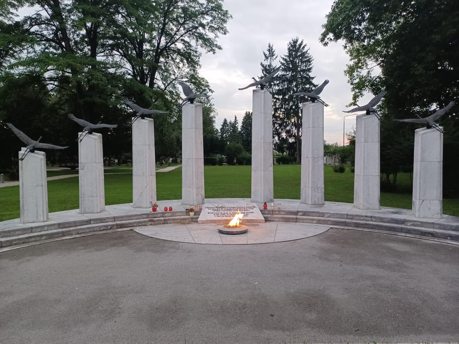 Eternal flame memorial to the Soviet soldiers killed in World War Two, in Ljubljana city cemetery.
A sculpture with birds flying, while an eternal real flame burns on the ground.