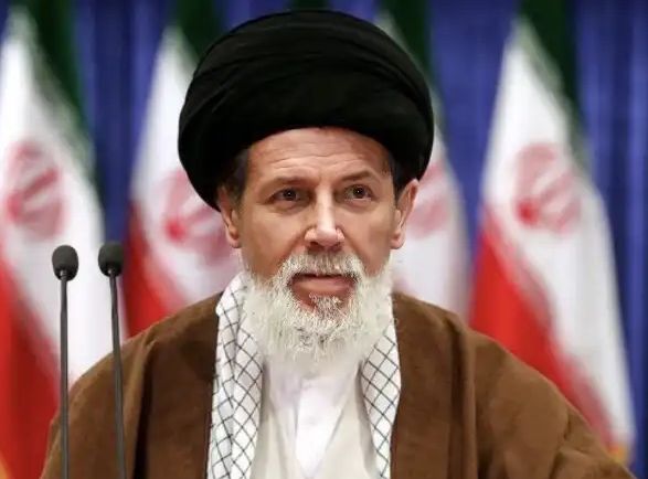 Giuseppe Conte vestito da ayatollah con bandiere iraniane sullo sfondo